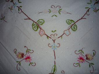 Obrus ručne vyšitý