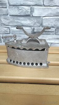 Starodávna žehlička na uhlie.