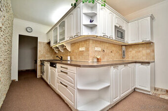 Útulný 3-izbový byt s  loggiou v Lučenci so zariadením