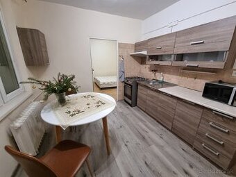 📢 NA PRENÁJOM: 2-izbový byt v centre Fiľakova (50 m²)