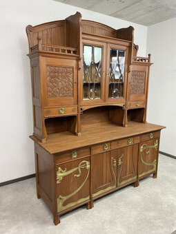 Veľký secesný príborník s mosadzným výrazným plasticky tvaro