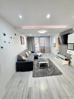 Zrekonštruovaný a zariadený 3- izbový BYT na PREDAJ