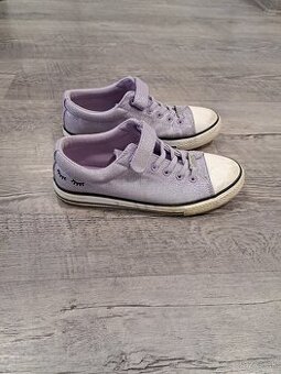 Detské fialové tenisky.
