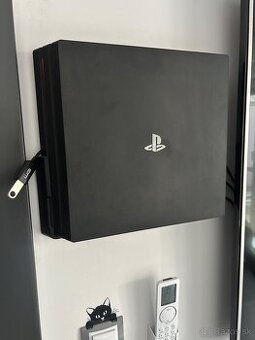 Play Station 4 Pro 1 TB, dock + držiak na stenu