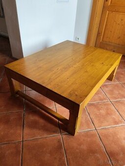 Drevený konferenčný stolík