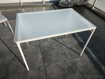 Exterierovy skleneny stol z IKEA s 2 stolickami 110x75 cm