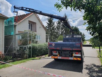 Auto s hydraulickou rukou