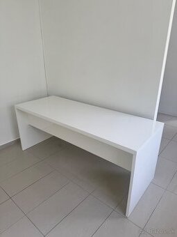 Biely lesklý stôl+biela lesklá komoda