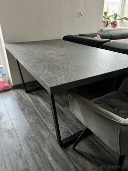 Jedálenský stôl betónový vzhľad