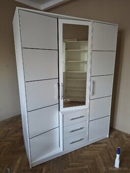 Darujem za odvoz šatníkovú skriňu