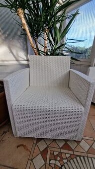 zahradny nabytok - biela sedacka a kresla