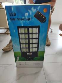 Reflektor solárny LED
