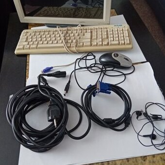 starší pc s príslušenstvom