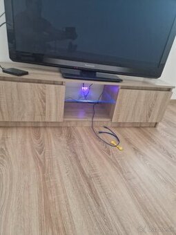 TV stolík s LED podsvietením – ako nový