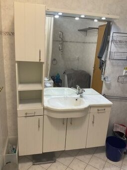 Kupelnovy nabytok s osvetlením a umývadlom + bateria