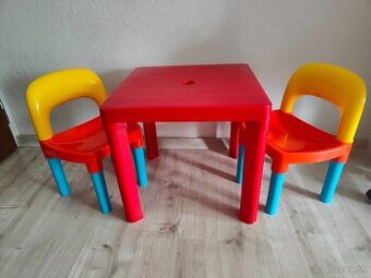 2 kvalitné detské stoličky a stôl