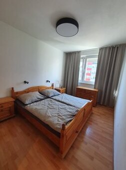Manželská posteľ s nočnými stolíkmi a komodou
