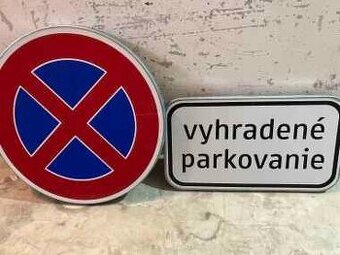 Dopravná značka Zákaz zastavenia + Vyhradené parkovanie