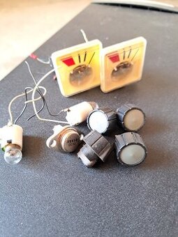 Rucickovy meracik,gombiky ,ziarovky-na magnetofon Tesla