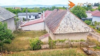 Ponúkame na predaj menší rodinný dom v obci Žemberovce - 1