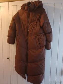 Krásna hnedá zimná bunda