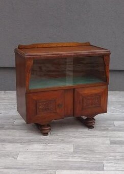 Skrinka čajová vyrezávaná.