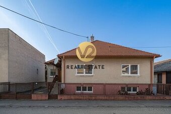 Štýlový rodinný dom v centre mesta s veľkorysým rovinatým po