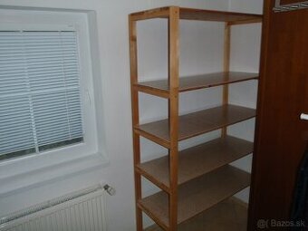 Drevený regál