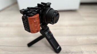 Predám úplne nový Sony ZV-E10 plus grip