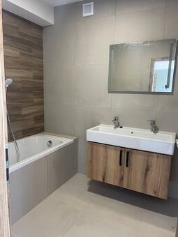 Exkluzívne - 3 izbový zariadený byt s predzáhradkou a parkov