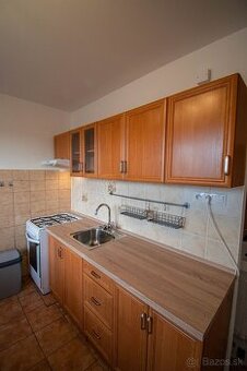 ⌂Na prenájom 3-izbový byt s balkónom 63m2 Prievidza-centrum
