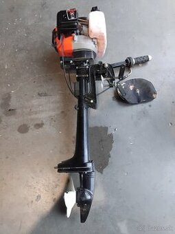 Benzínový závesný lodný motor na čln