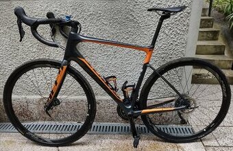 Cestny karbonovy bicykel Giant Defy Advanced 2