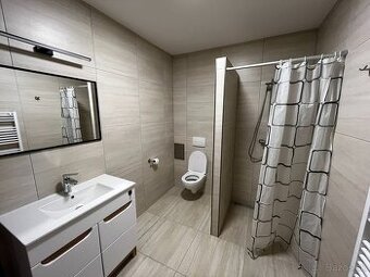 Nezariadená dvojka na prenájom vrátane parkovacích miest.