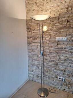 Stojacia stmievatelna lampa