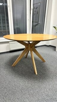 Drevený okrúhly stôl s krásnou štruktúrou dreva