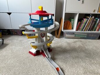 SPIN MASTER Paw Patrol Hliadkovacia veža so závodnou dráhou