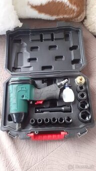 Razový uťahovák parkside.