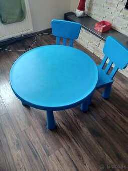 Ikea plastovy stol so stolickami