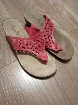 Šľapky červené kožené 37