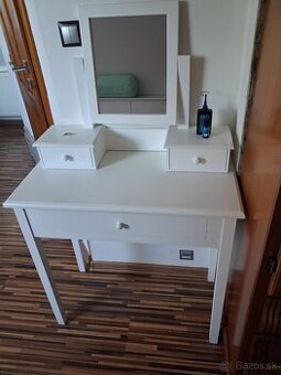 Kozmeticky stolik