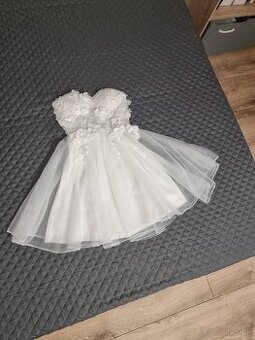 Popolnočné biele šaty