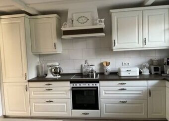 Bílá venkovská kuchyně se spotřebiči,6155