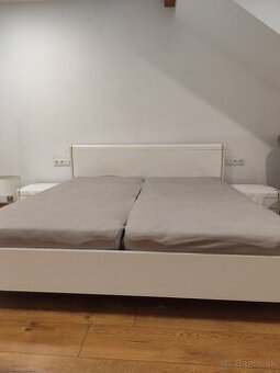 Biela manželská posteľ