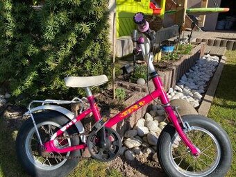 Malý bicyklík pre dievcatko-prvé bicyklovanie