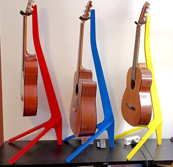 farebný stojan na gitaru