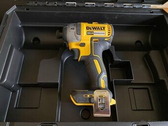 DeWALT rázový uťahovák