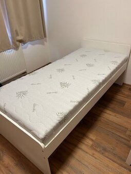 Posteľ 90x200 + nový matrac
