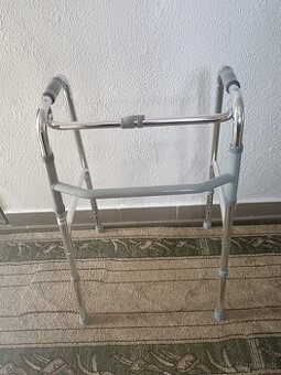 Kĺbové chodítko pre seniorov