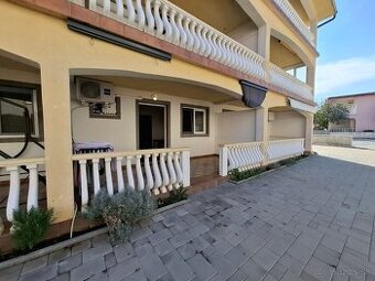 Chorvátsko, ďalší dvojspálňový apartmán 30 metrov od mora